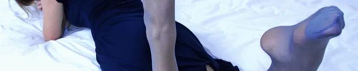Nylonfeetparty.com picture banner: Woman in tights on bed